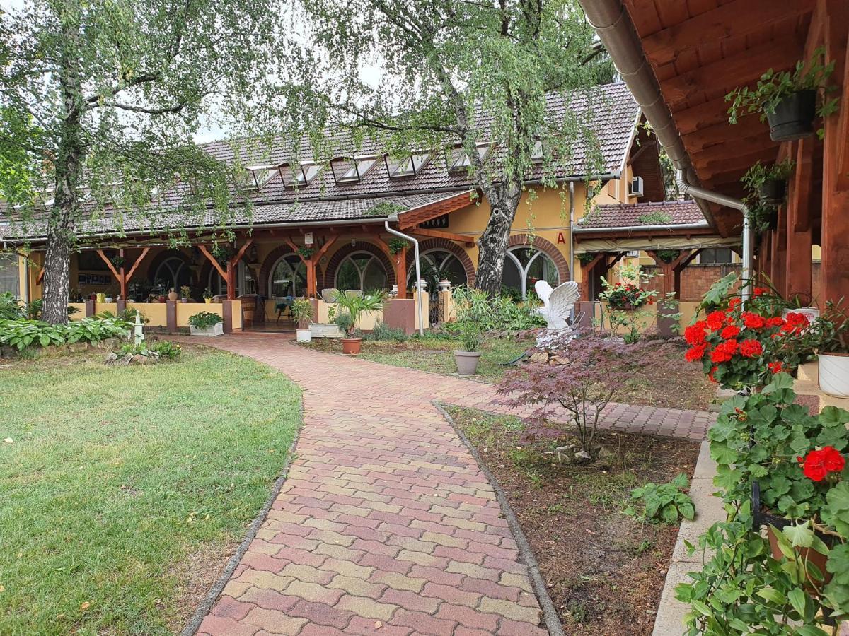 Hotel Platan Szallashely Sándorfalva Exterior foto
