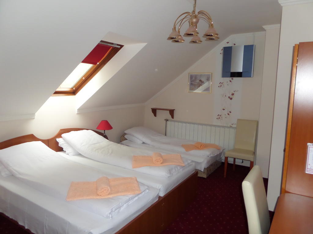 Hotel Platan Szallashely Sándorfalva Zimmer foto