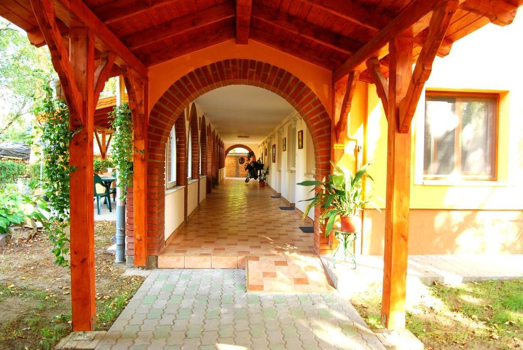 Hotel Platan Szallashely Sándorfalva Exterior foto